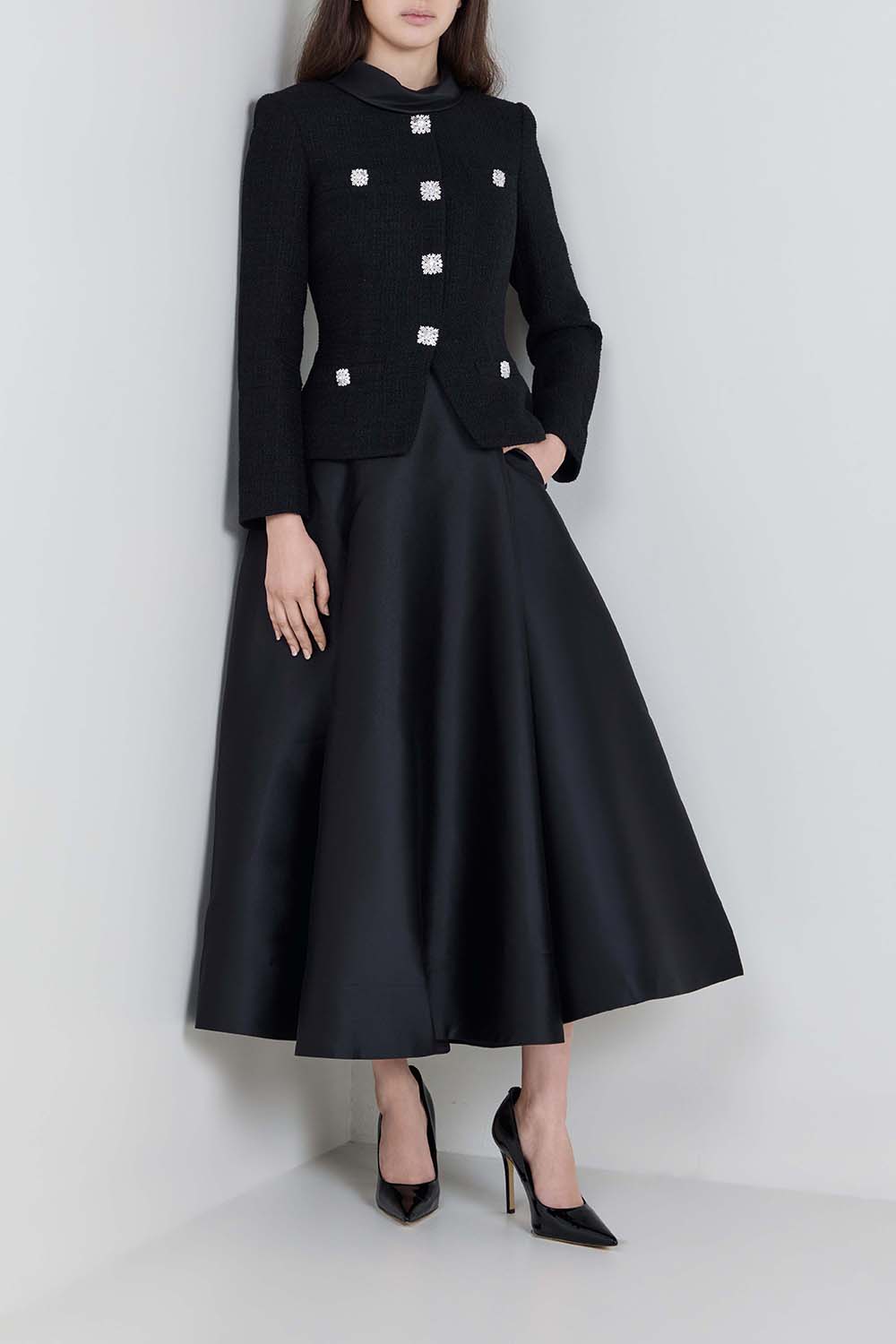 תמונת כל הלוק של שמלת מידי מחויטת